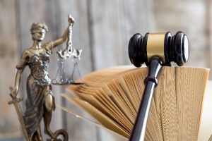 Le marteau d'un juge repose sur un livre ouvert